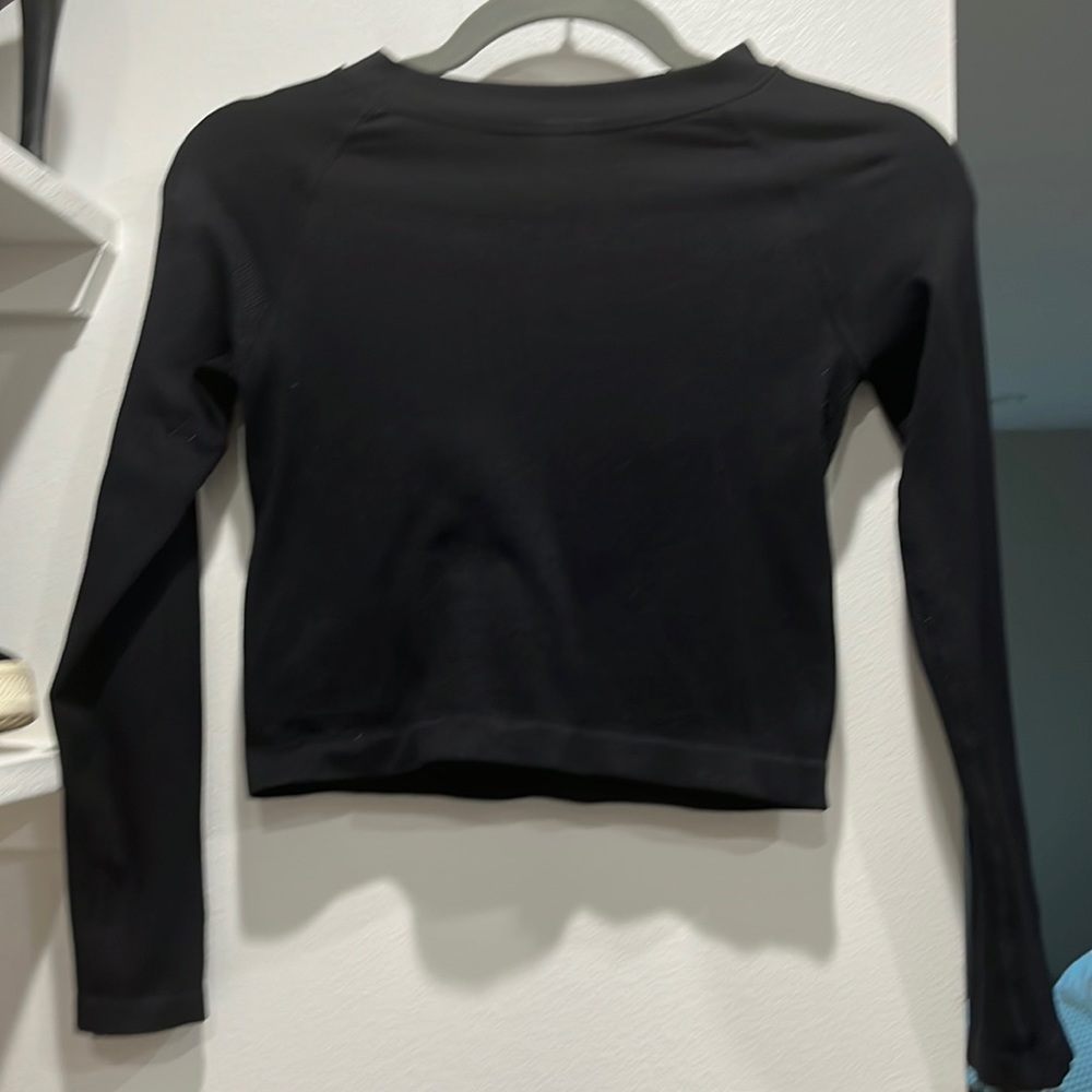 Black long sleeve crop top
